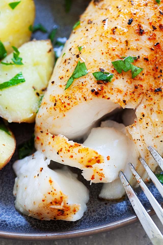 Simple, healthy and best baked cod recipe with lemon, olive oil, salt and cayenne pepper.