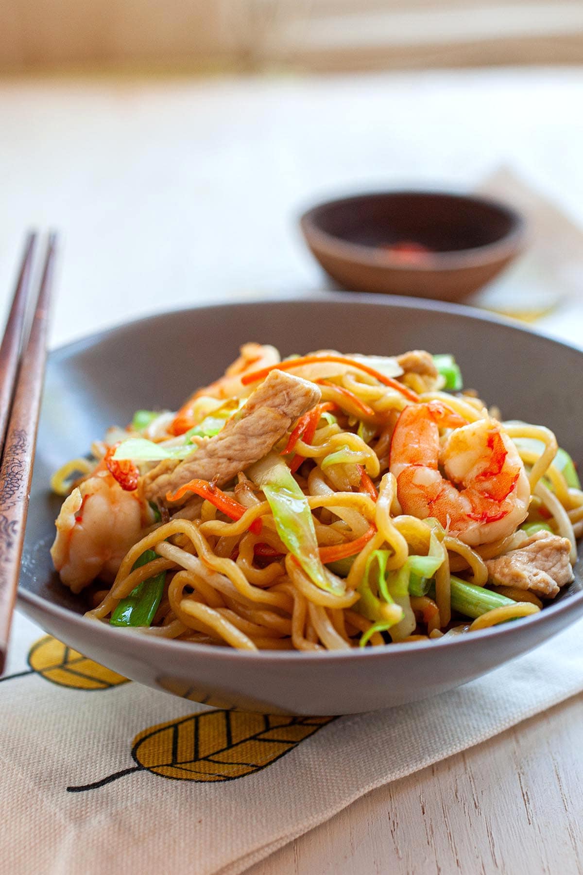Chow mein recipe with chow mein noodles, vegetables and pork.