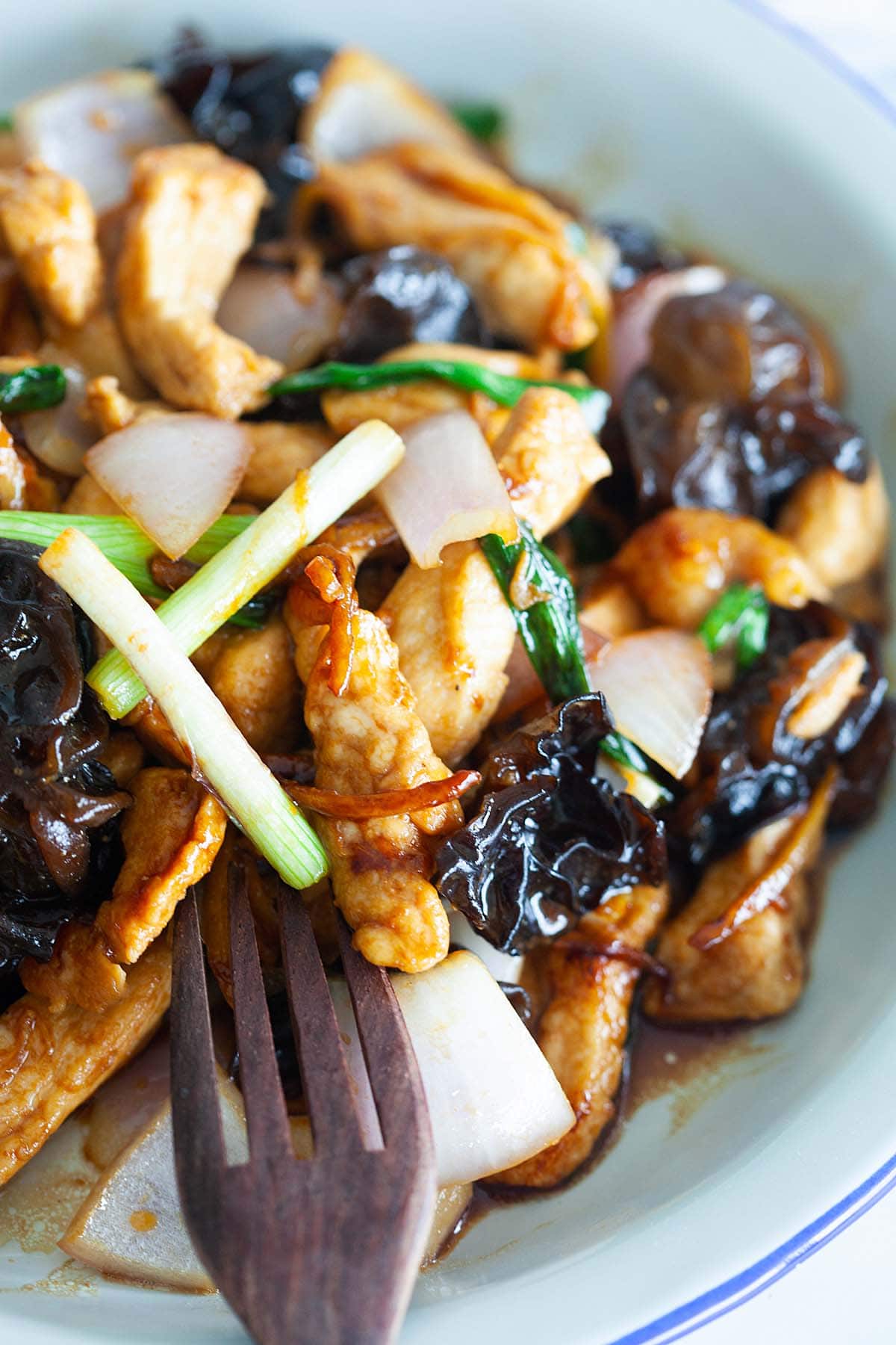 Stir fry chicken with black fungus and ginger.