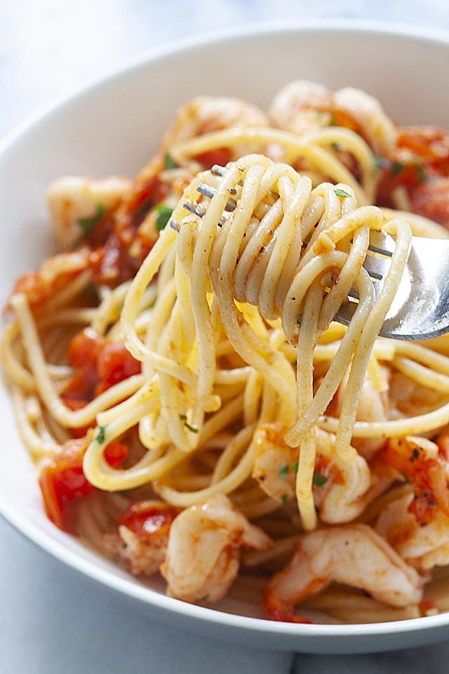 Easy shrimp pasta with shrimp, tomatoes and spaghetti.