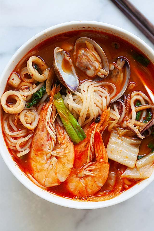 Jjampong recipe with seafood and spicy soup.